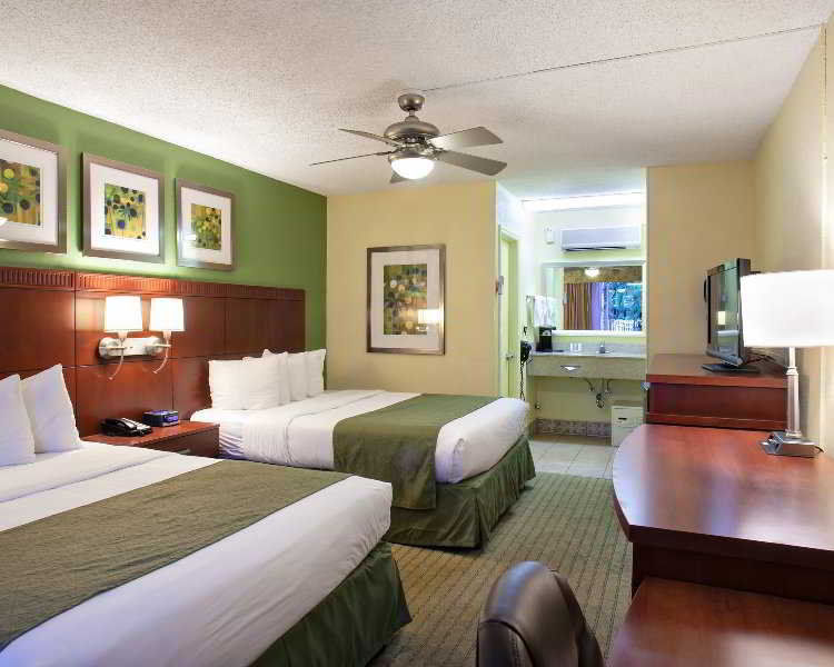 Quality Inn & Suites Airport - Cruise Port Hollywood Room photo